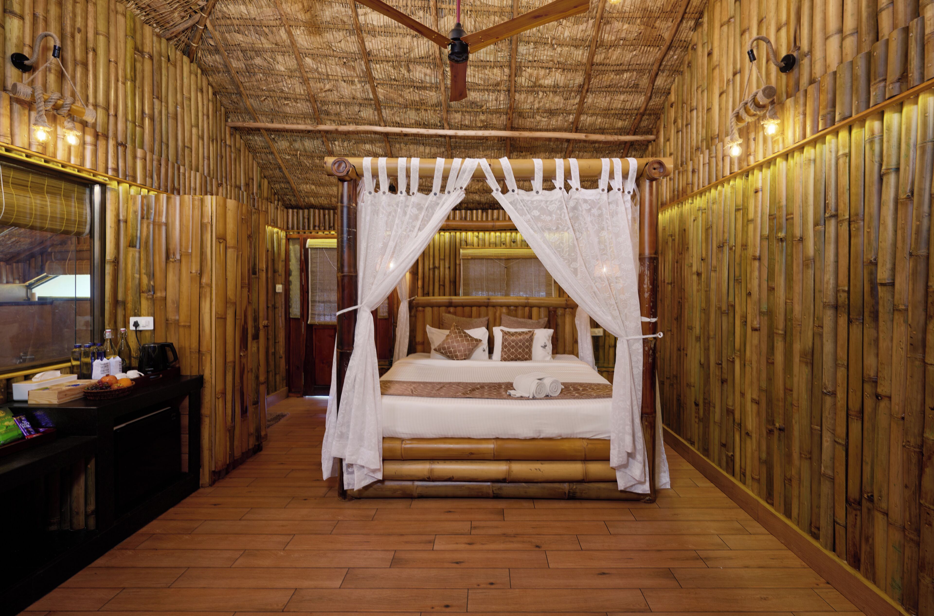 奢华村舍 | 客房内保险箱、办公桌、笔记本电脑工作区、遮光窗帘