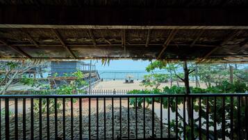 Signature kamer, balkon, uitzicht op strand | Kamervoorziening