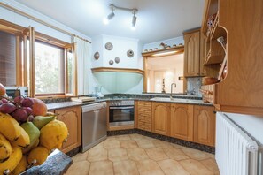 Kühlschrank, Mikrowelle, Ofen, Geschirrspüler