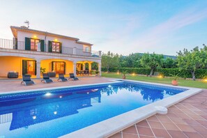 Une villa à deux étages dotée d’une piscine, d’un espace extérieur aménagé et d’un jardin bien entretenu.