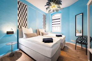 4 bedrooms, desk, iron/ironing board, free WiFi - Stylish 148sqm apartment for 9 people with 4 bedrooms, 2 parking spaces (Magdeburg)