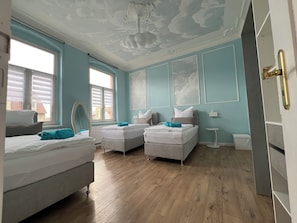 4 bedrooms, desk, iron/ironing board, free WiFi - Stylish 148sqm apartment for 9 people with 4 bedrooms, 2 parking spaces (Magdeburg)