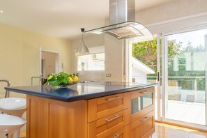 Fridge, microwave, oven, dishwasher - RomanÍ - House In Can Picafort. Free Wifi (Can Picafort, Illes Balears)