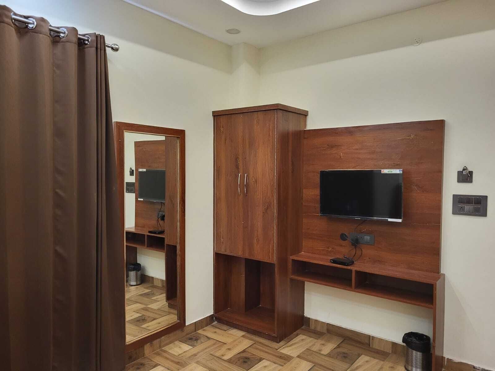 Deluxe Room, City View | Desk, laptop workspace, free WiFi