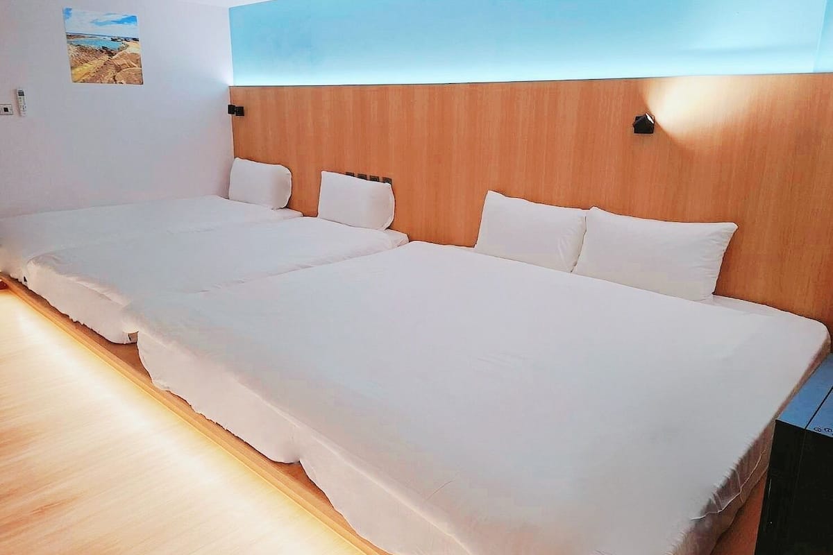 Economy Quadruple Room | Bed sheets