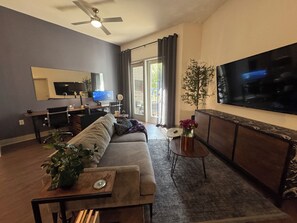 Smart TV, libri, monitor per computer, stampante