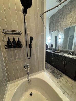 Eco-friendly toiletries, hair dryer, towels, soap - Your private escape in the heart of Dallas's  Design District and Market Center (Dallas)