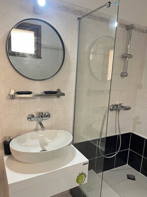 Douche, séchoir à cheveux, serviettes fournies, papier de toilette