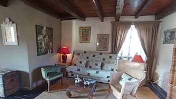 Basic Room, Garden View | Living area