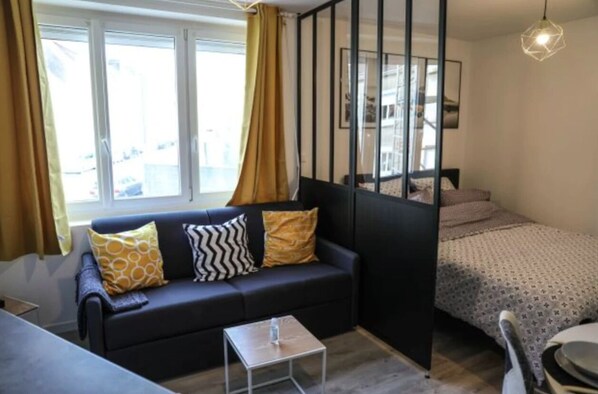 Suite Studio Supérieure, 1 lit double et 1 canapé-lit, non-fumeurs, cuisine | Coin séjour | TV connectée de 32 pouces avec chaînes numériques, Netflix