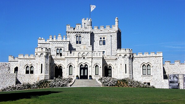 A large stone castle with multiple towers and a flag on top. - Residence Kelys (Boulogne-sur-Mer)