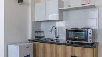 Oven, cookware/dishes/utensils