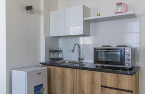 Four, batterie de cuisine, vaisselle et ustensiles