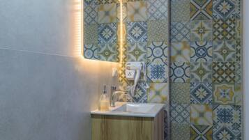 Sèche-cheveux, serviettes fournies, savon, shampoing