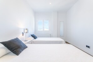 2 Schlafzimmer, Bügeleisen/Bügelbrett