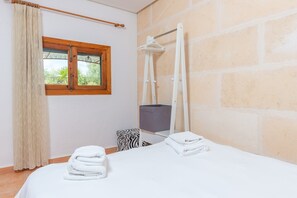 3 chambres, fer et planche à repasser