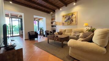 Fernseher, Tischfußball, Bücher, Stereoanlage