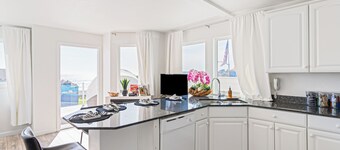 Sunny Cayucos Studio w/ Full Kitchen + Lounge Access by the Beach