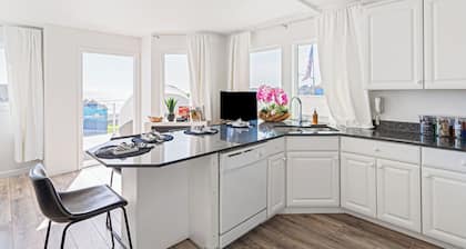 Sunny Cayucos Studio w/ Full Kitchen + Lounge Access by the Beach