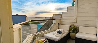 Walk to Pier! 2BR w/ Ocean Views, Shared Bar, Firepit & Lounge Area