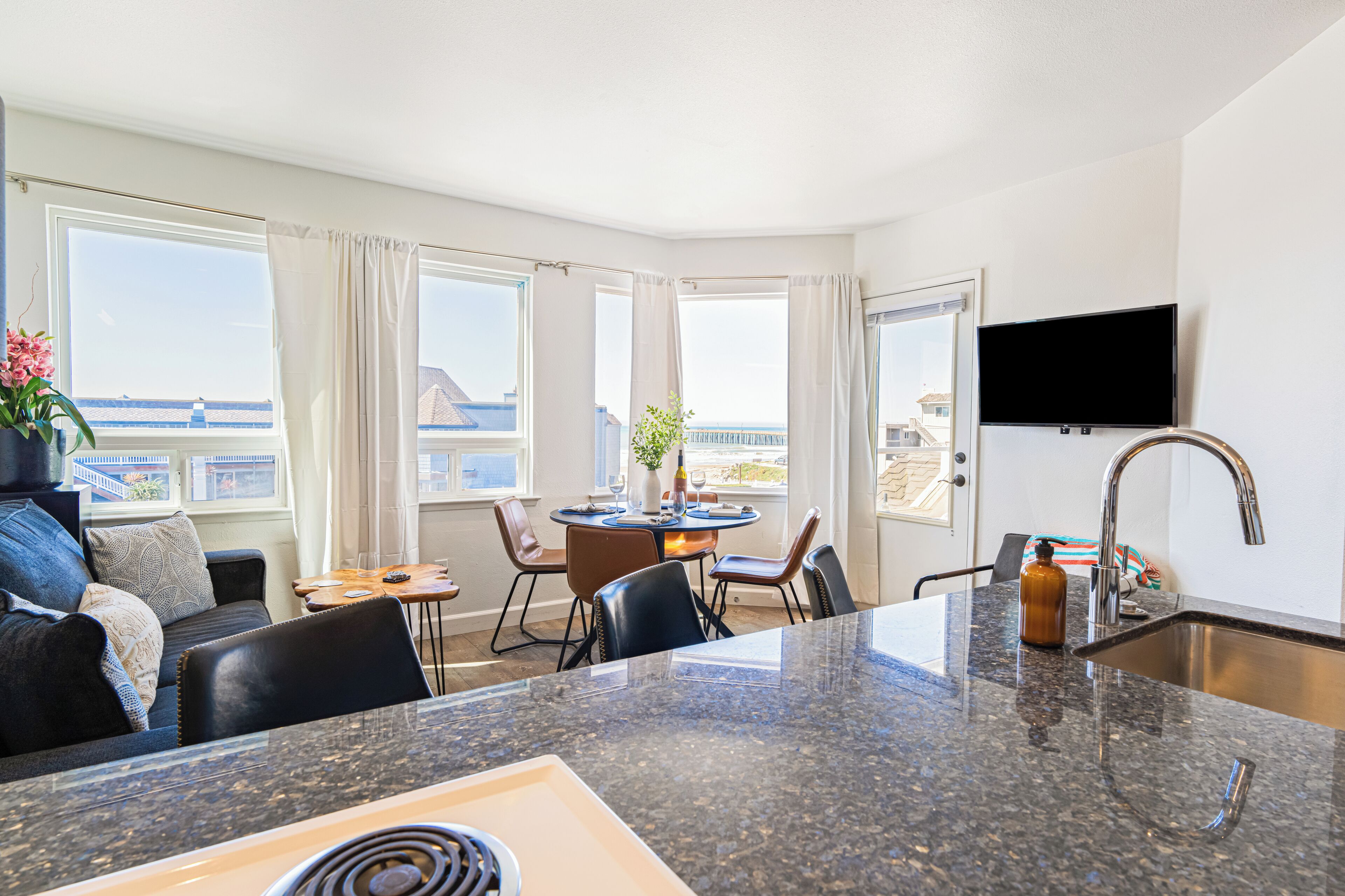 Walk To Pier + Beach | Stylish 2br W/ Ocean View | Shared Bar, Firepit, Lounge - Cayucos, CA