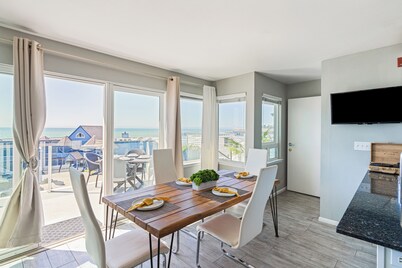 2BR Coastal Gem w/ Ocean Views + Shared Firepit Lounge Near Cayucos Pier
