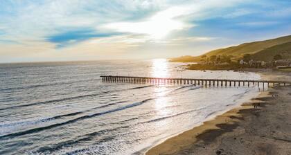 Cayucos 2BR Bungalow Steps to Beach w/ Shared Firepit Lounge & Outdoor Bar