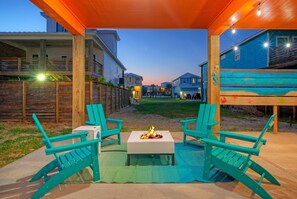 Terrace/patio - Outdoor Games + Grill | Near Beach + Nature Preserve | Sandy Feet Retreat (Port Aransas)