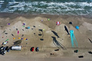 Beach nearby - Luxury 4BDR Beach Retreat w/ Private Pool | Walk to Dining + Shops | Shore Thang (Port Aransas)