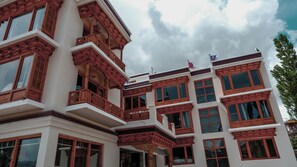 Un edificio a più piani con balconi in legno tradizionale e ampie finestre.