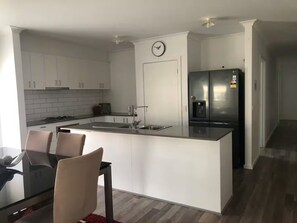 Family House, Garden View | Private kitchen - Serenity Home 9 by Hiverooms (Pakenham)