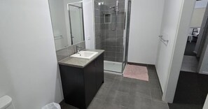 Maison Familiale, vue jardin | Salle de bain