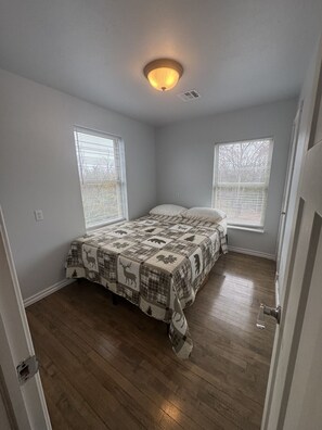 3 bedrooms, desk, iron/ironing board, free WiFi - Family Experiences - Fishing, Archery, Unit C (Cookson)
