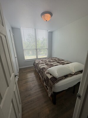 3 habitaciones, escritorio, tabla de planchar con plancha y wifi gratis 