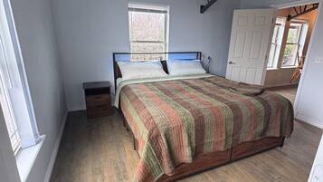 6 bedrooms, desk, iron/ironing board, free WiFi