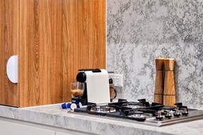Coffee/tea maker, fridge, microwave, oven - The Vinyl Abode | Free Parking + 5-Minute CBD Walk (West Melbourne)