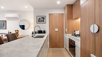 Frigorifero, microonde, forno, piano cottura