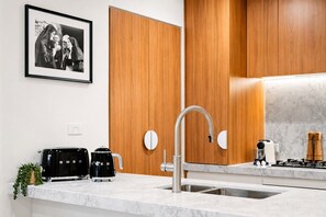 咖啡機/沖茶器、雪櫃、微波爐、焗爐