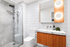 Hair dryer, towels - Urban Escape: King Bed, Parking + Walk to CBD! (West Melbourne)