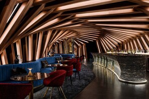 Ein modernes Interieur mit gewölbter Decke, Sitzecke und Bar.