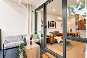 Smart TV, stereo - Urban Escape: King Bed, Parking + Walk to CBD! (West Melbourne)