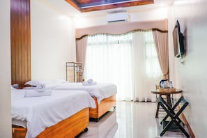 Quarto quádruplo família, sacada | Frigobar, Wi-Fi de cortesia, roupa de cama