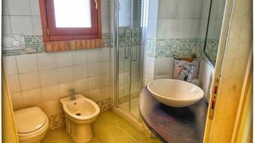 Douche, sĂšche-cheveux, serviettes fournies, savon