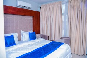 Kahden hengen comfort-huone (yksi tai kaksi sänkyä), näköala uima-altaalle | Ilmainen Wi-Fi