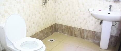 Un baño con inodoro, ducha y lavabo.