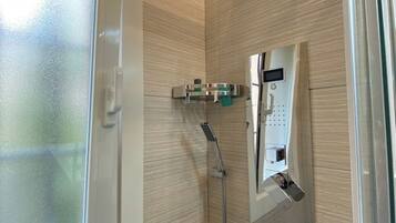 Doccia, asciugacapelli, bidet, asciugamani