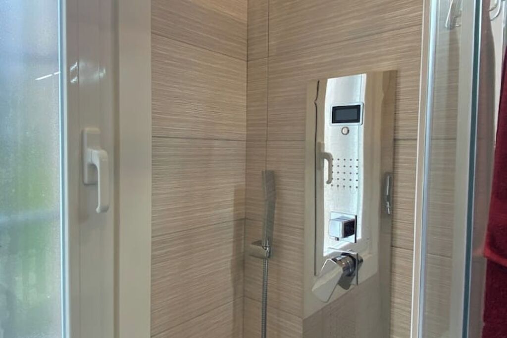 Douche, sèche-cheveux, bidet, serviettes fournies