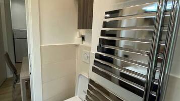 Dusche, Haartrockner, Bidet, Handtücher