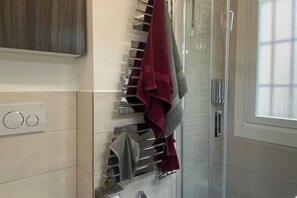 Douche, sèche-cheveux, bidet, serviettes fournies