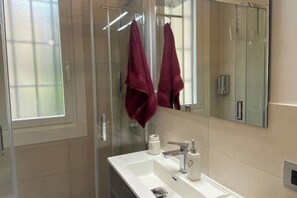 Dusche, Haartrockner, Bidet, Handtücher